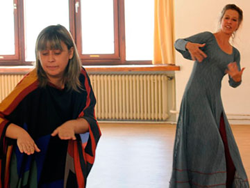 Özlem Kim Kaveller (Gesang) und Birgit Hering (Eurythmie)