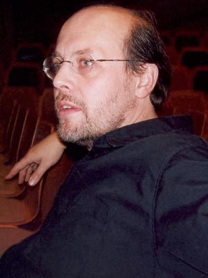 Roland Bittmann spielt Klavier in Peter und der Wolf