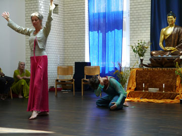 Zu den Quellen - Performance mit Birgit Hering und Melaine MacDonald